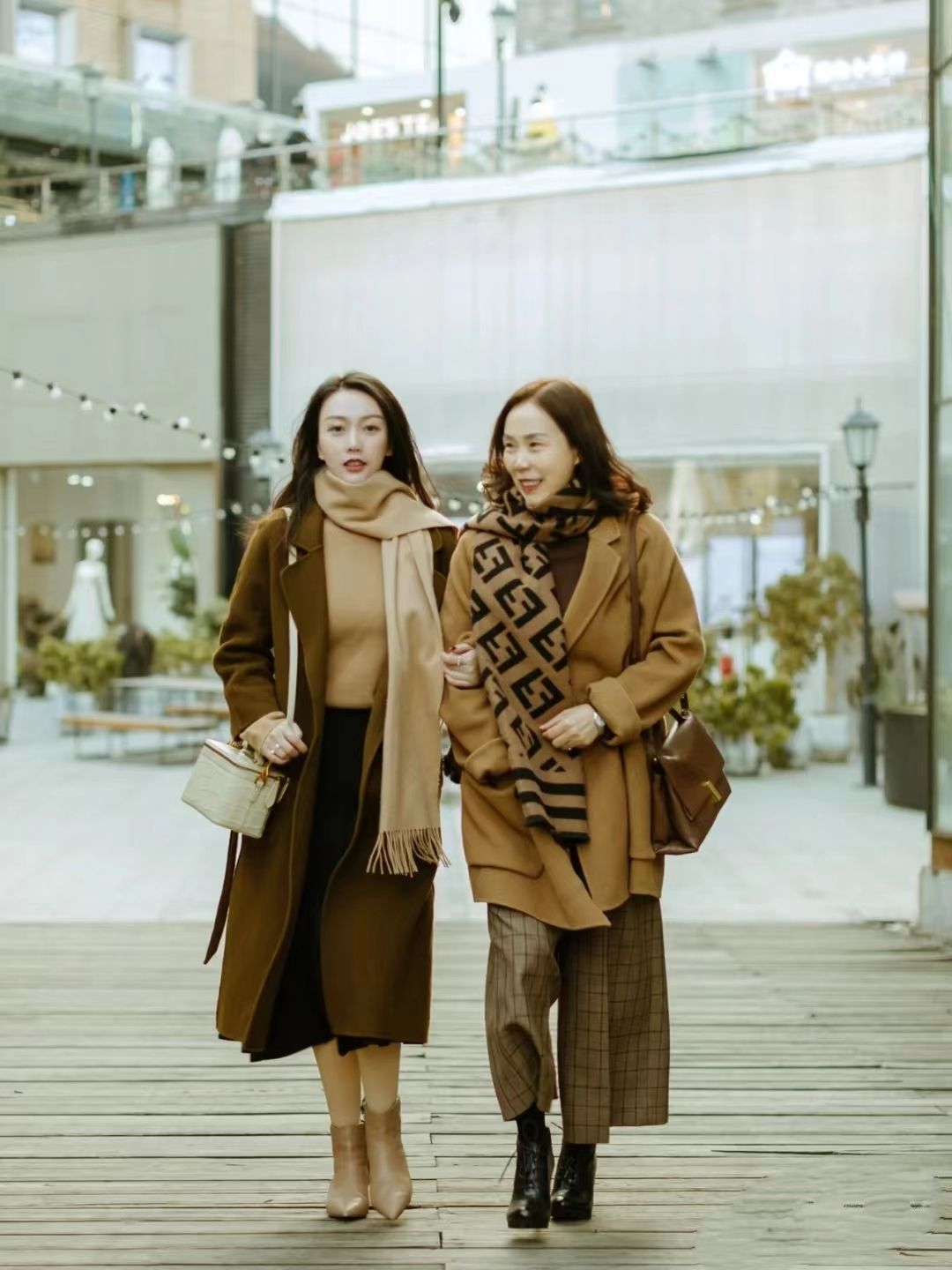 连帽大衣穿搭女秋冬日系,超好看的大衣妈妈穿上超显气质