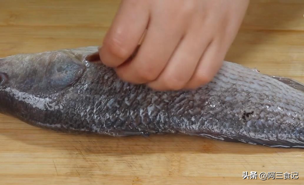 蒸鲈鱼的正确做法不腥不柴,怎么蒸鲈鱼的正确方法