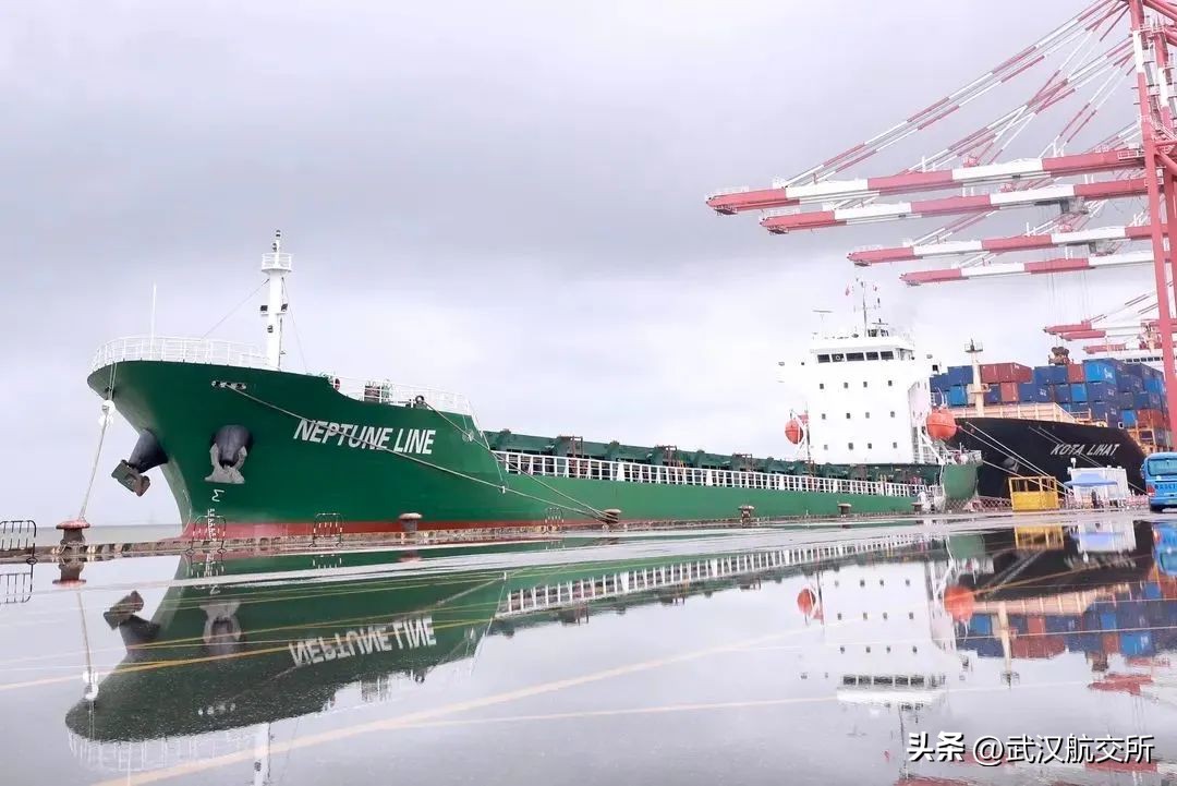 首艘江海集装箱船,首艘120标箱电动内河集装箱船首航