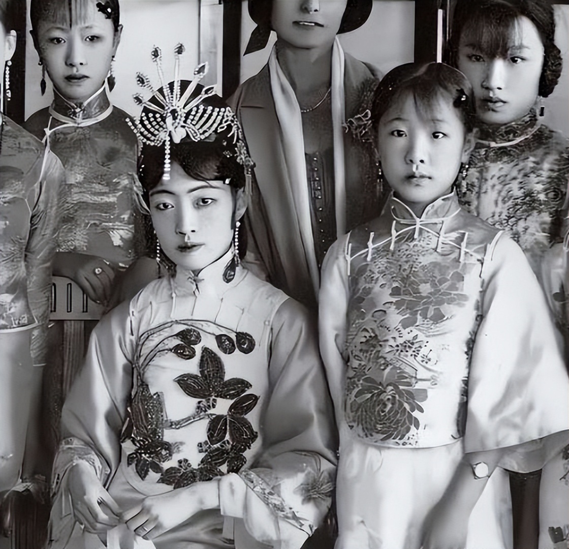 婉容最后被谁抓了,婉容所有的真实影像