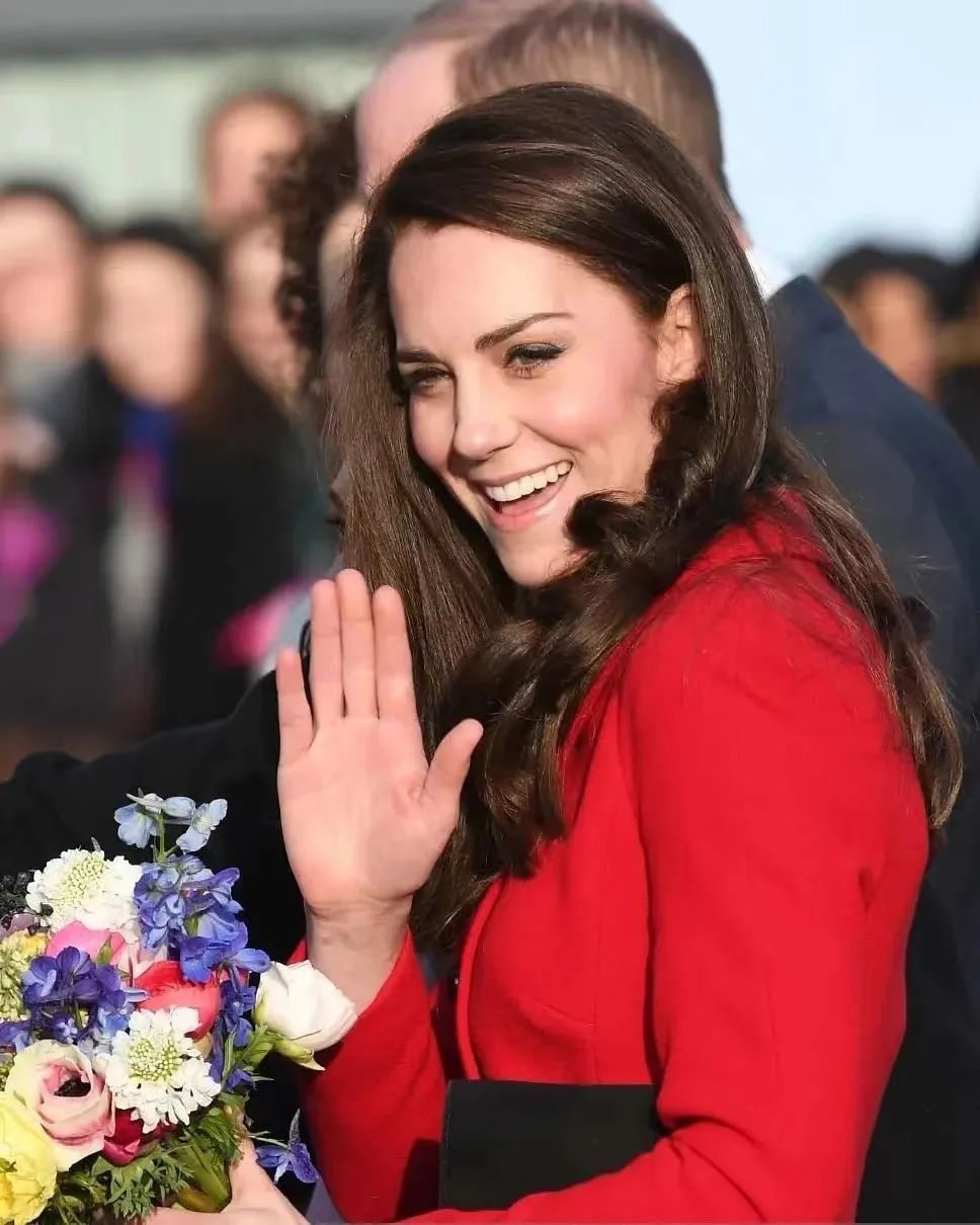 卡米拉出尽风头,卡米拉靠什么被女王认可