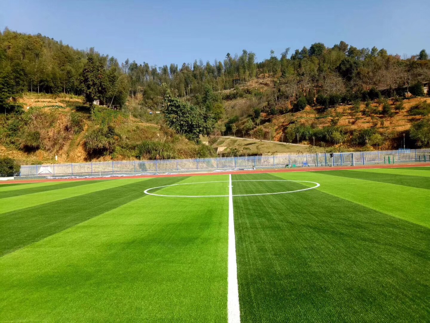 小学足球场人造草坪每平方报价,学校足球场人造草坪多少钱