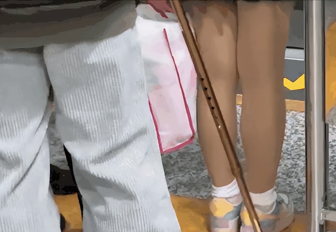 杨幂被*拍偷***处私**,蒋梦婕小视频被围观,这背后是无数女生难言的痛