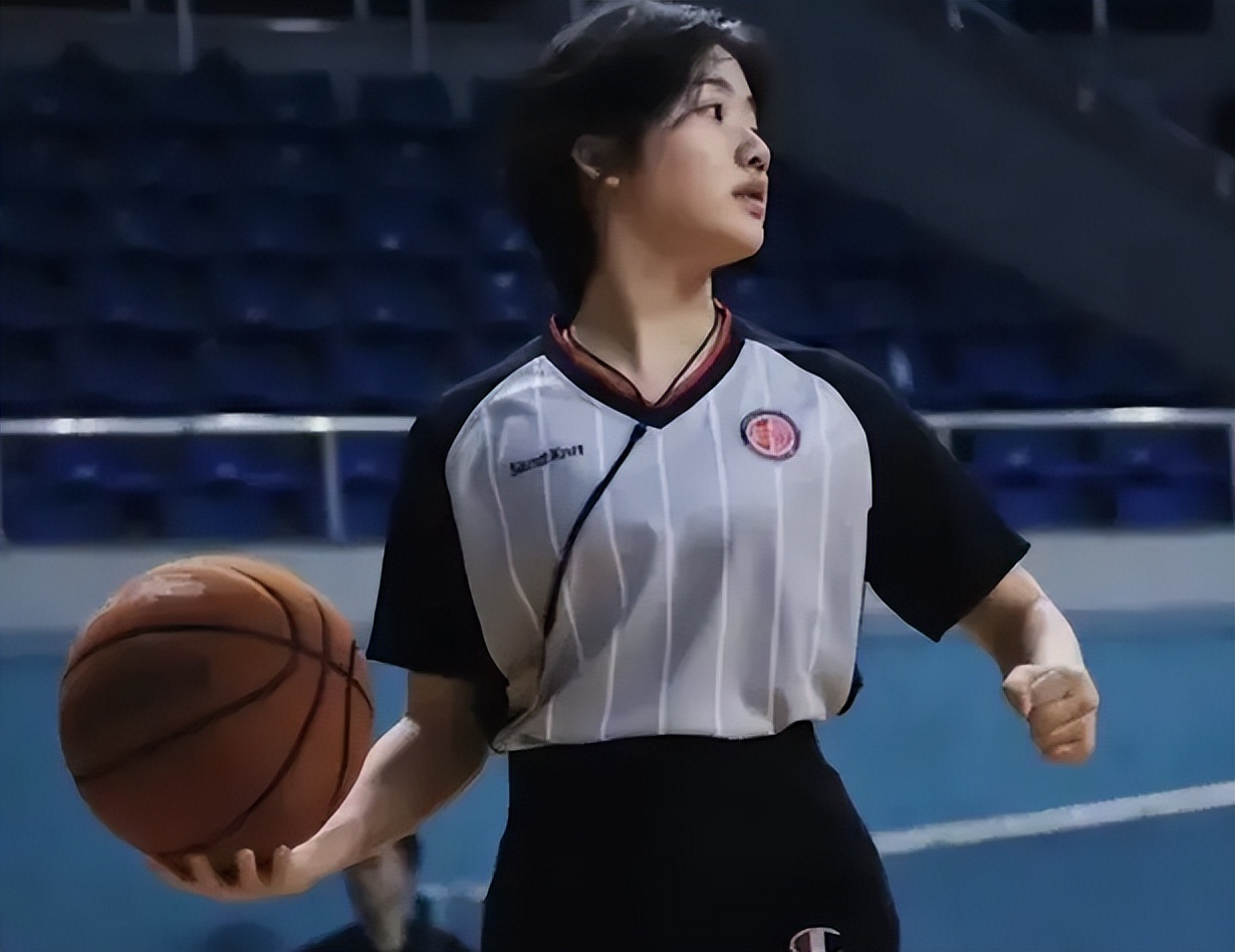 高校女生担任篮球赛裁判员,杭州高校篮球女裁判霸气视频