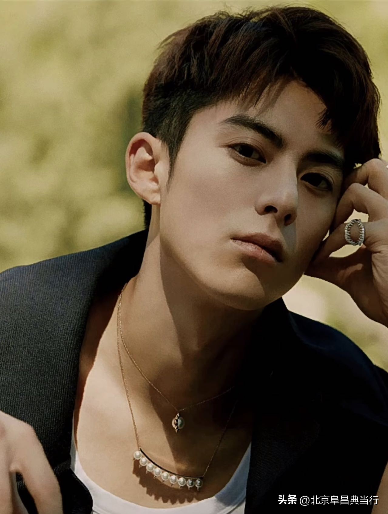 珍珠耳钉搭配什么衣服好看,珍珠耳钉一大一小根怎么戴