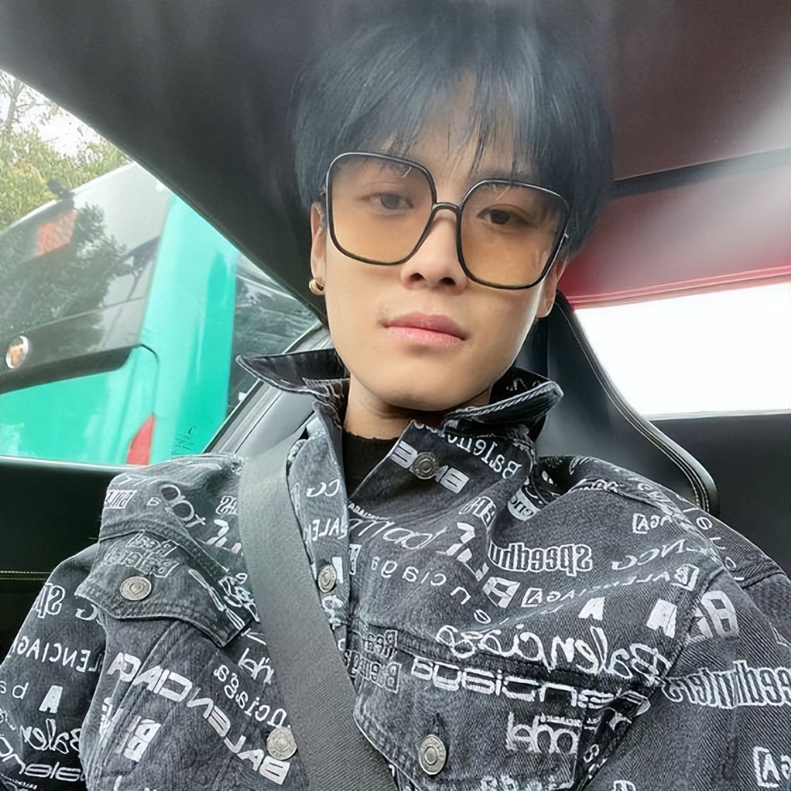 网红七颗猩猩轻松月入七十万,七颗猩猩保时捷