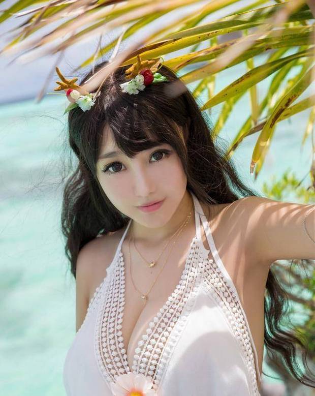 “椰肉”的美模娇艳如花，长裙遮不住她的风采