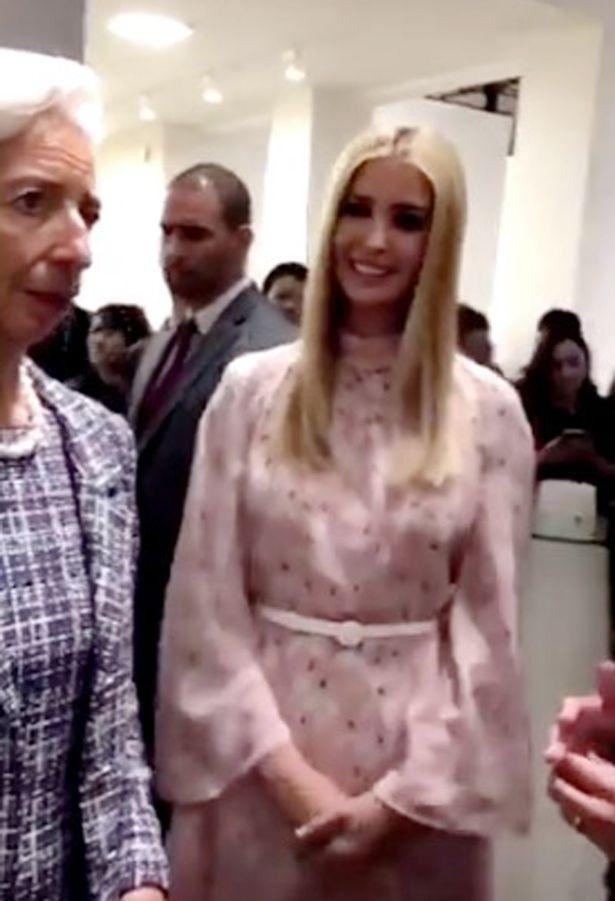 伊万卡的害羞时刻：被89岁默多克搂住小腰，甜美一笑胳膊绷得笔直