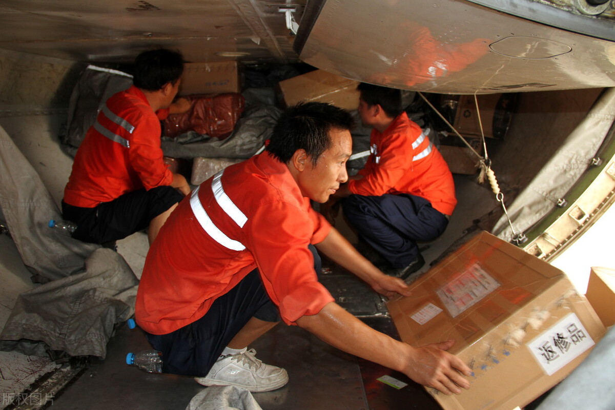 快递搬运工装卸工是骗人的么,快递装卸工白天和夜班哪个轻松