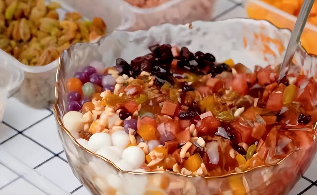 摆摊卖冰粉挣了二十万,女大学生初次摆摊卖冰粉