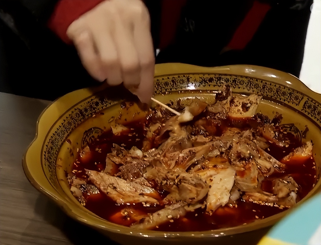 农村姑娘隐居深山创业养鸡,打工妹林下养鸡年入20万