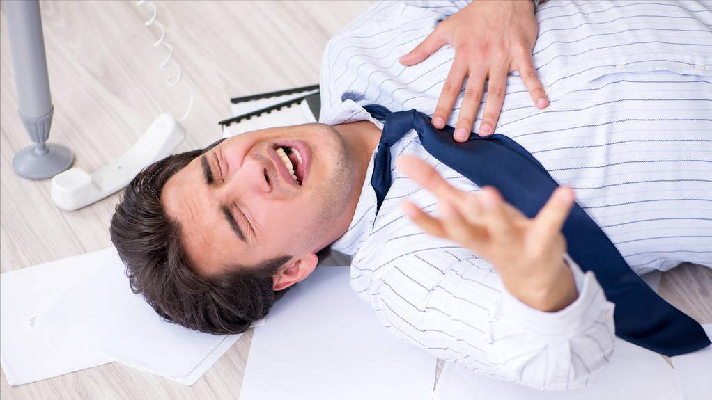 左胸口隐隐作痛一阵阵刺痛几秒,左胸老是刺痛几秒是心脏病吗