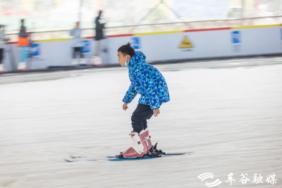 华灯盛景冰雪季“燃”动车谷最“靓”中国年
