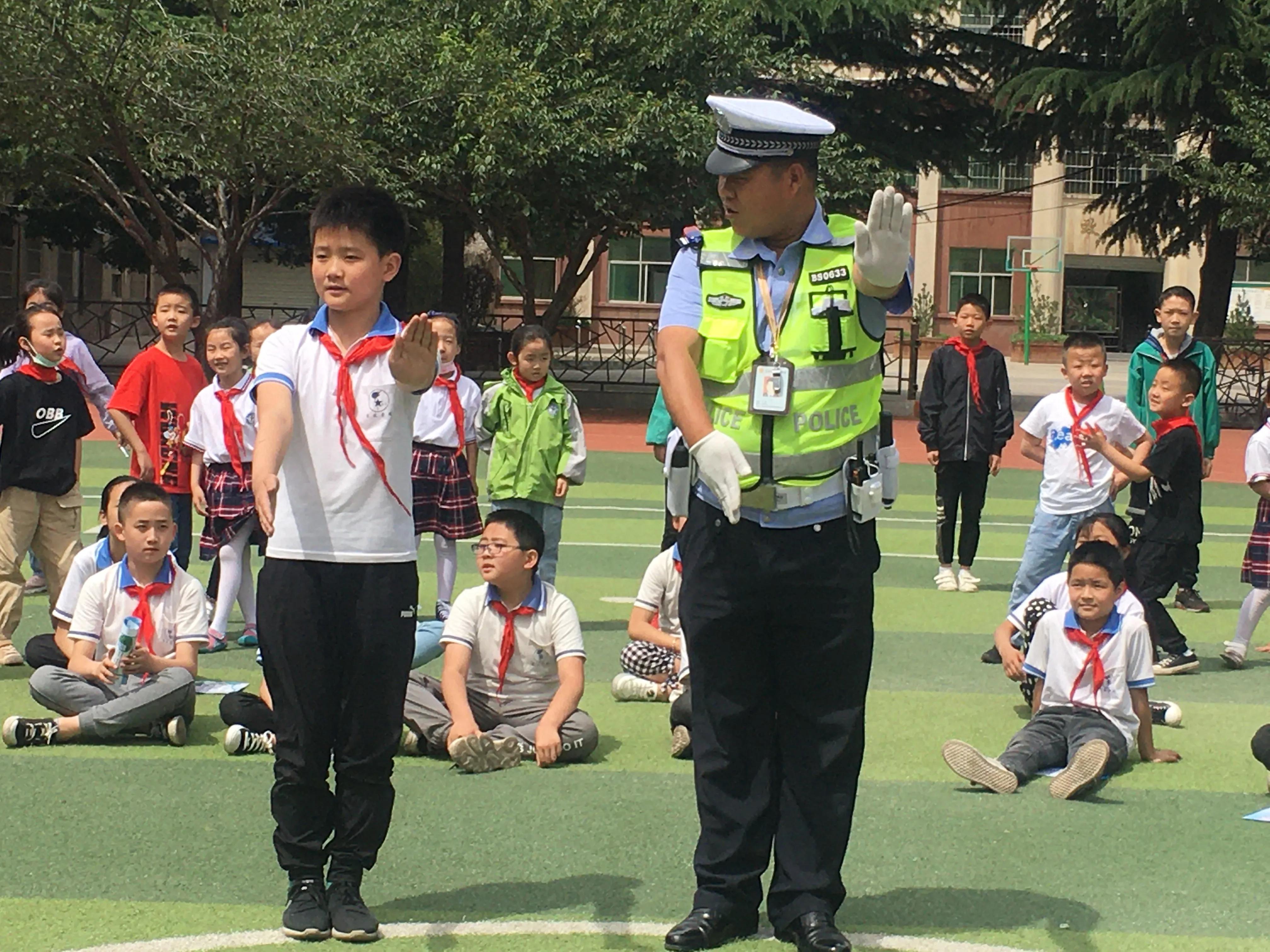 霜染枫林叶更红——记白水公安城区交警李枫同志