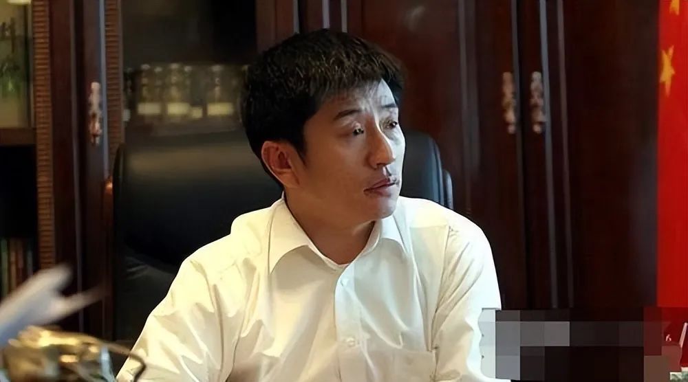 182万买手机靓号,诈骗13亿入狱,“万里大造林”的*相贵陈**,东山再起