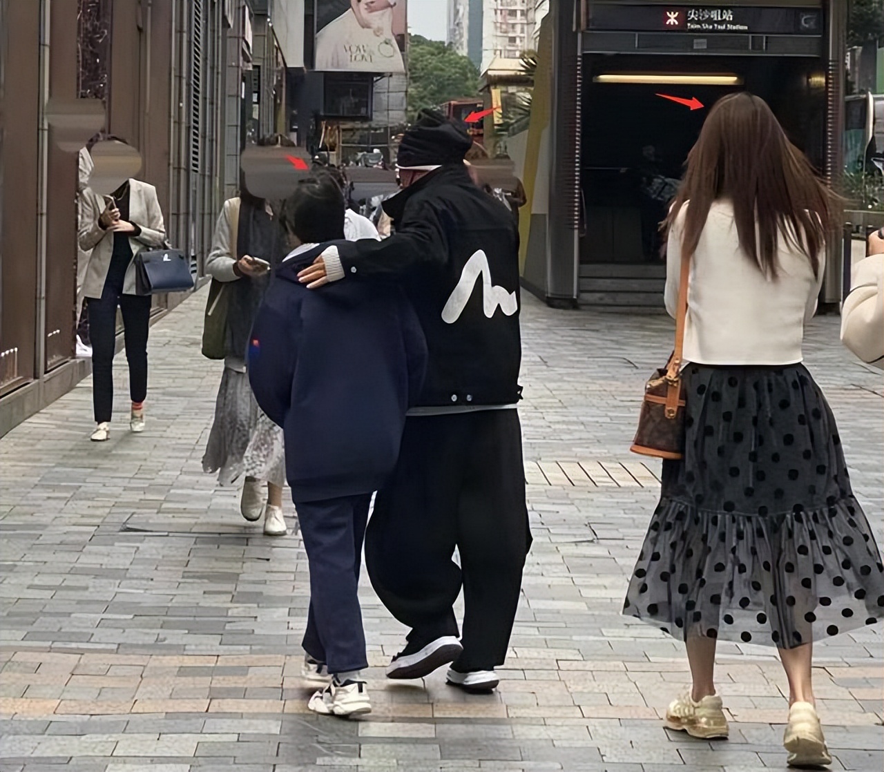 王宝强带儿女与女友冯清出行,王宝强携儿子近照