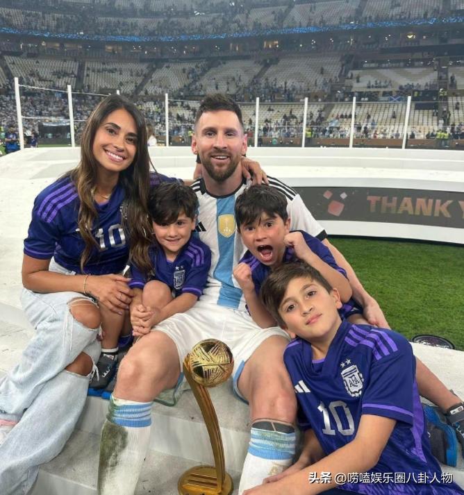 梅西和老婆红毯合影,梅西老婆拿包