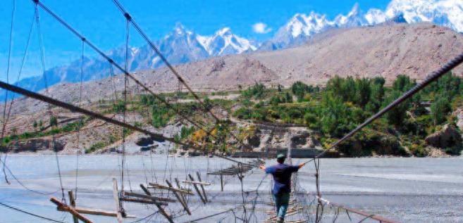 2002年，河南一女孩领黑人男友回家遭反对，婚后才知他哥是奥巴马