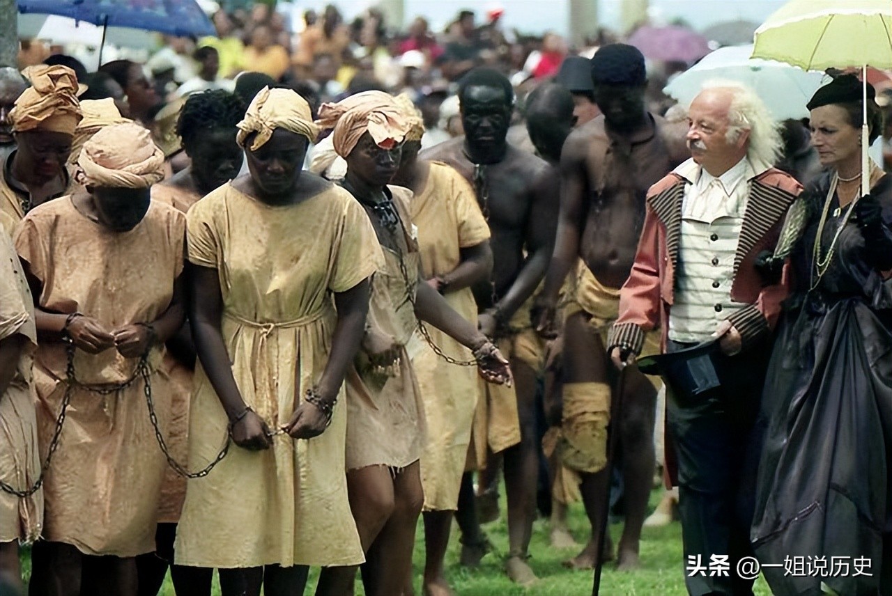 榛戝ゴ鍦ㄨ埞涓婇伃閬囩殑鐢靛奖,榛戝ゴ鐨勬偛鎯ㄧ敓娲昏嫳鏂囩増