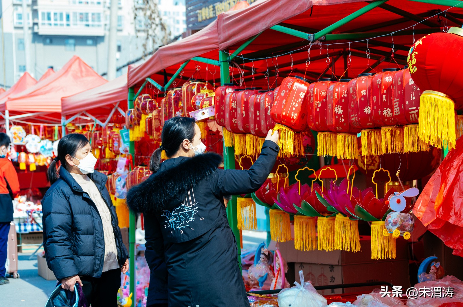 陕西渭南：红红火火络绎不绝的西三路灯笼市场图纪