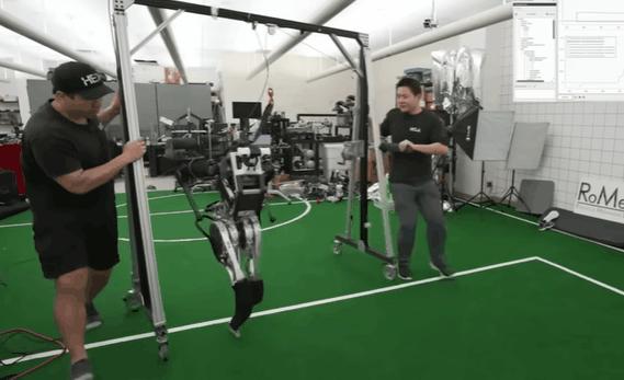 走路最快的类人机器人！能模拟人类肌肉发力，还能小跑前进!