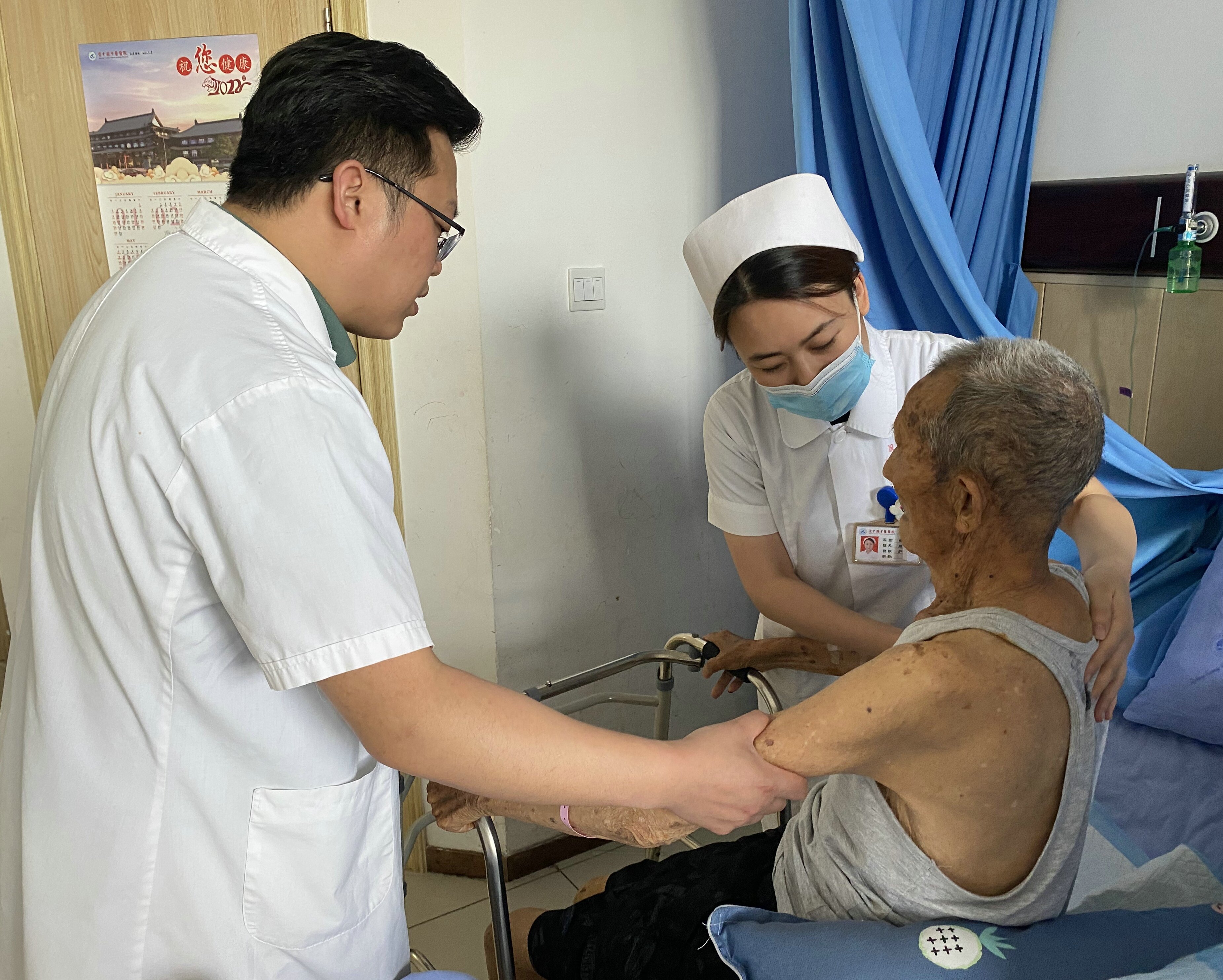 91岁老人骨折怎么手术,百岁老人骨折的最新处理