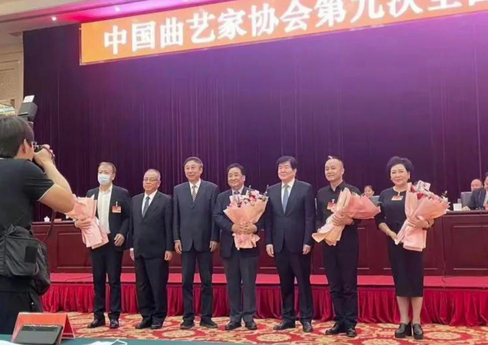 曲艺传承接力！姜昆传棒，冯巩接班，郭德纲双喜临门！