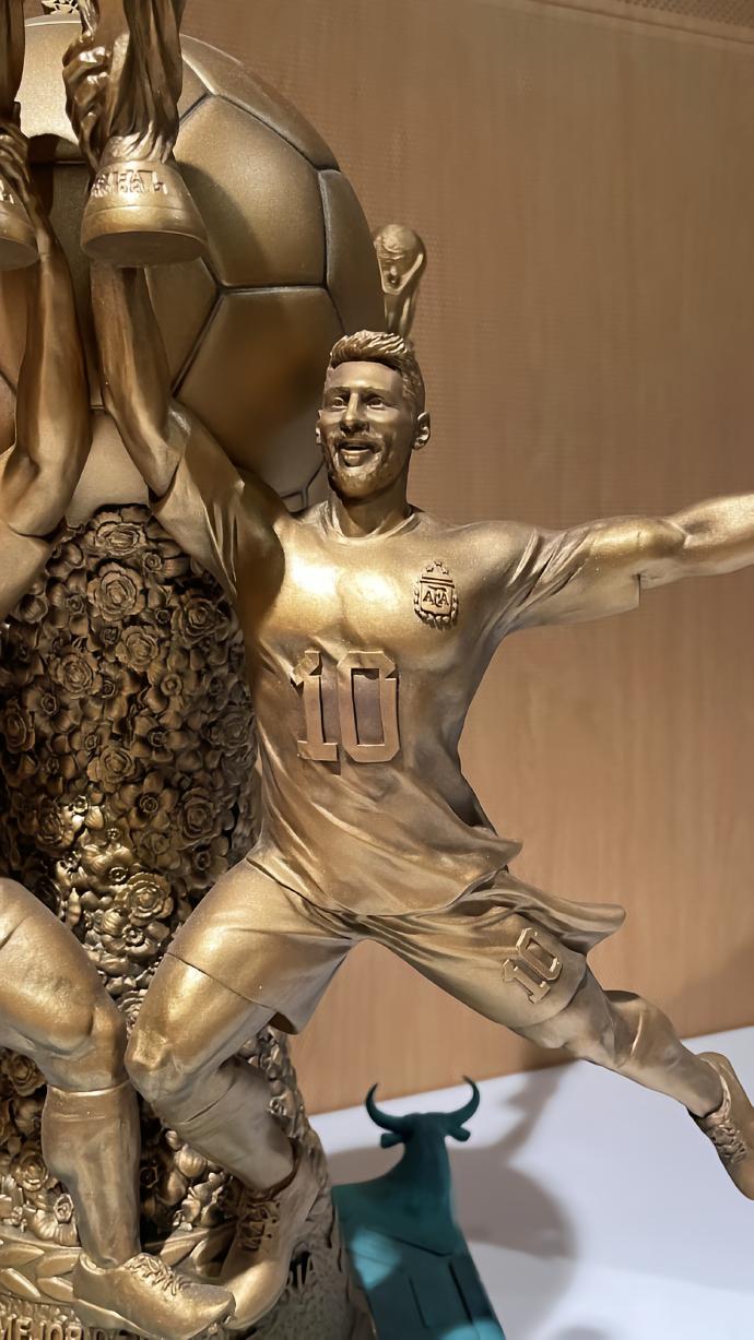 主办方提前颁奖给梅西,主办方给梅西奖杯