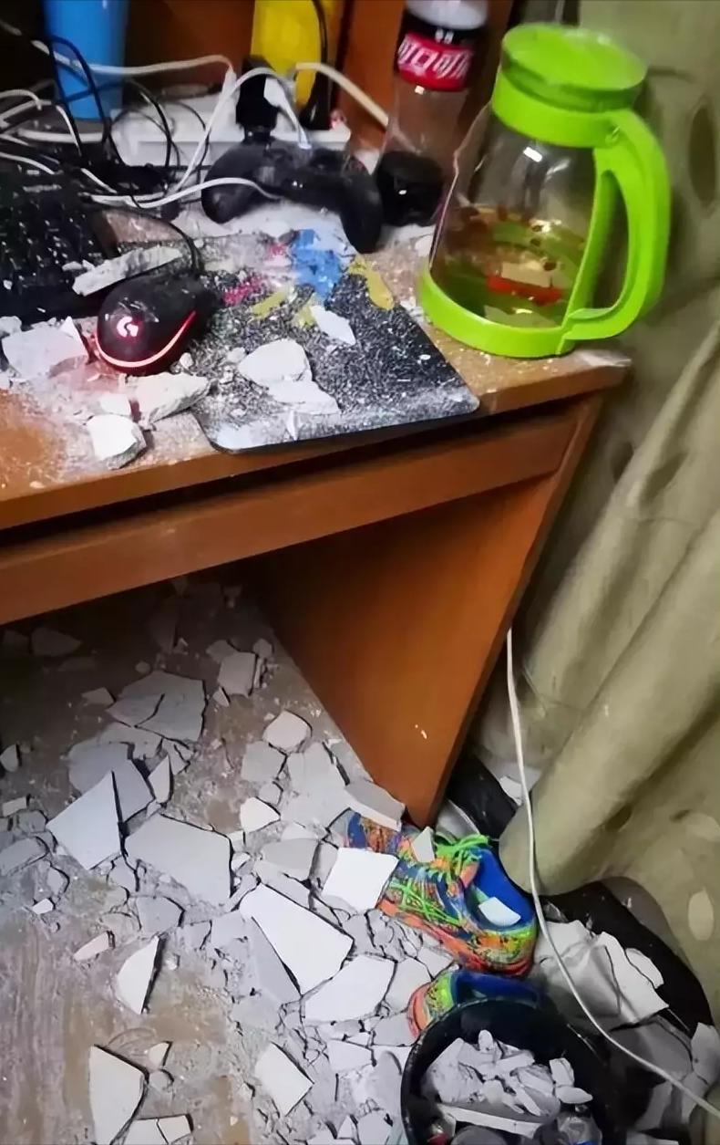 “寒酸”大学宿舍有多寒酸，上学犹如荒岛求生，学生哭了：想回家