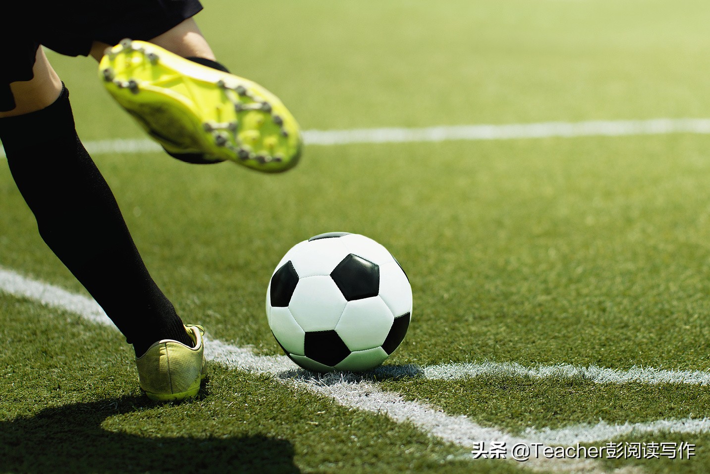 四个小朋友踢足球看图写话,四年级踢足球比赛