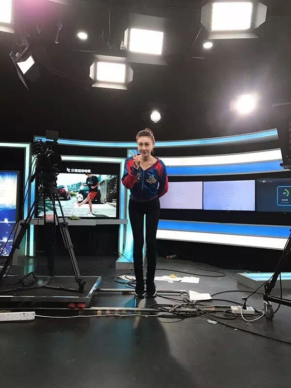 水均益29岁女儿当央视记者！精通4国语言，清华读研，颜值大逆袭