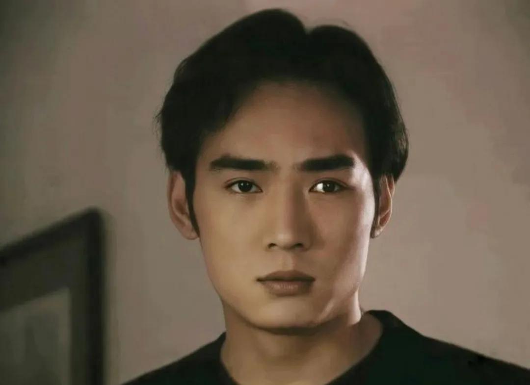 明明很帅自己却觉得很丑,明明很帅却打扮很丑