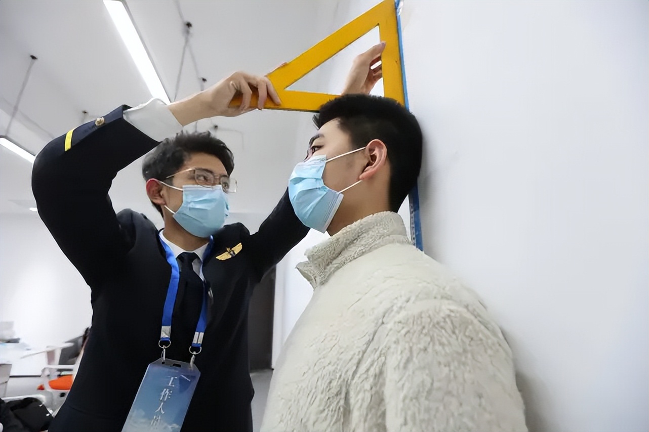 高中生花6.5万断骨增高,1米58男子花1500万增高