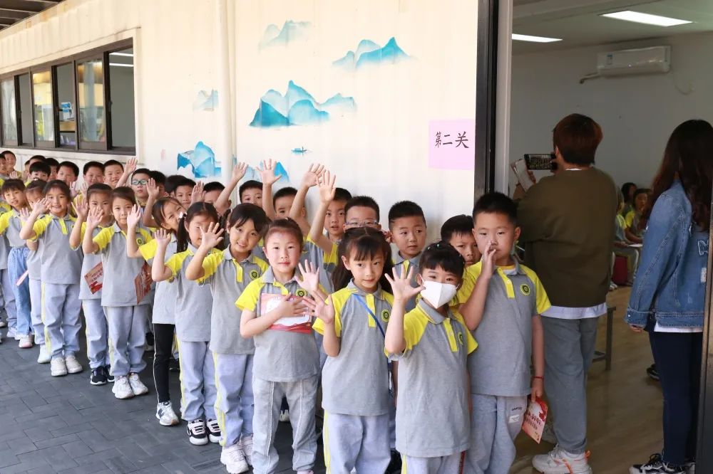 学习二十大争做好队员——二实小一年级新生队前教育闯关活动