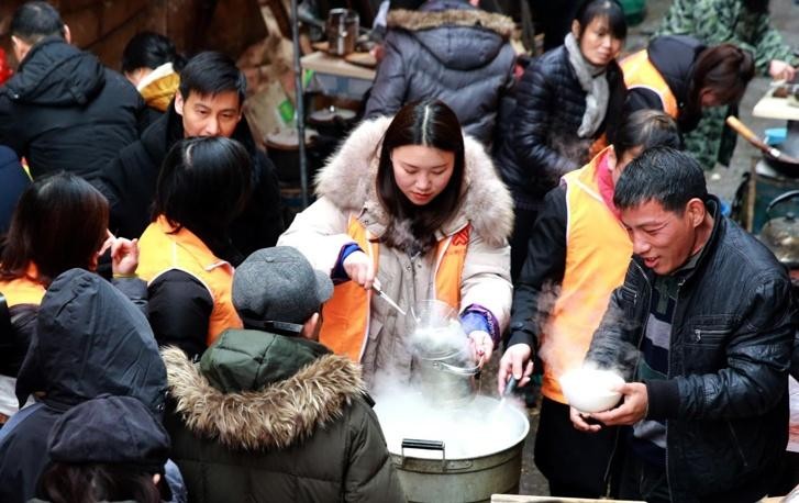 他们是癌症病人家属，每天去“1元厨房”做饭，称：那里从不打烊