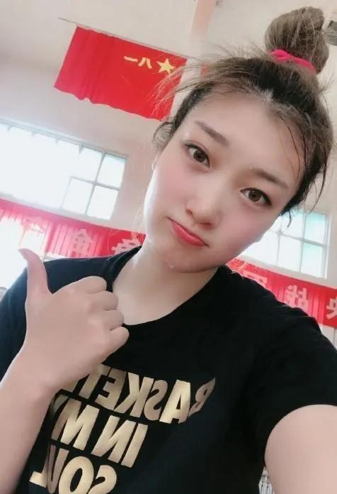 通过40张生活照，了解女篮女神李梦，现任国手、中尉、勒布朗-梦