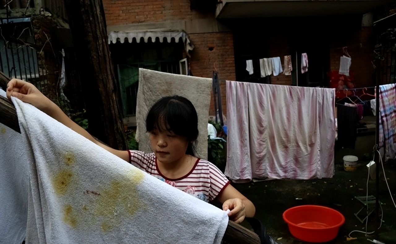 2015年，安徽女孩上街“扮牛”让人骑5元一次，背后隐情催人泪下