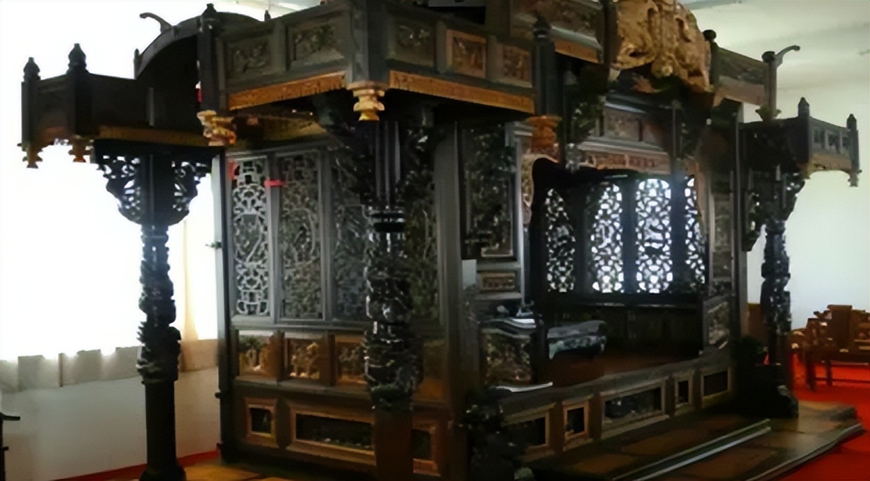 3吨重的沉香龙床惊现莆田,一位先生用两千万买下沉香龙床