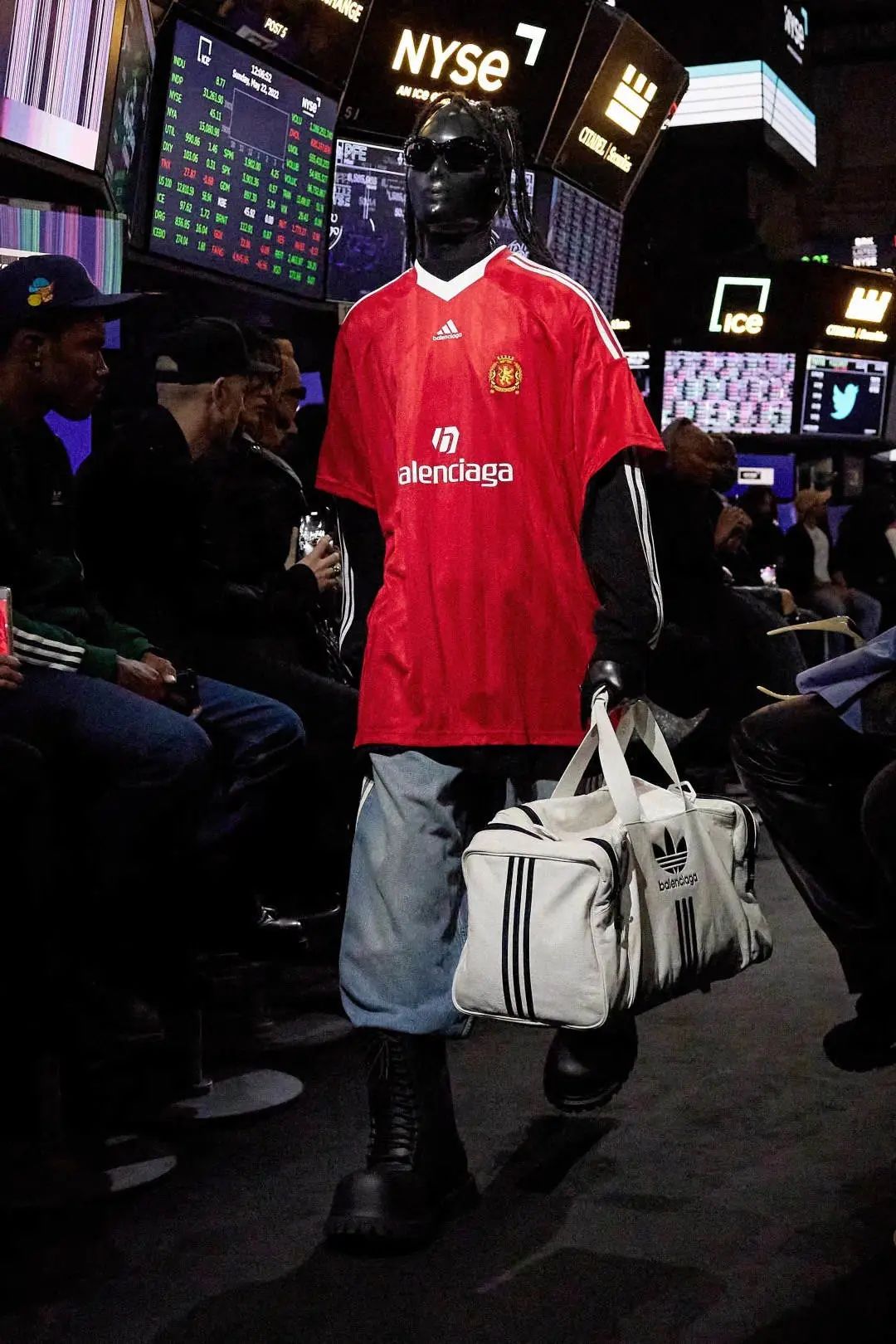 「足球流氓」文艺复兴，臭小子在姐姐圈再次得宠？