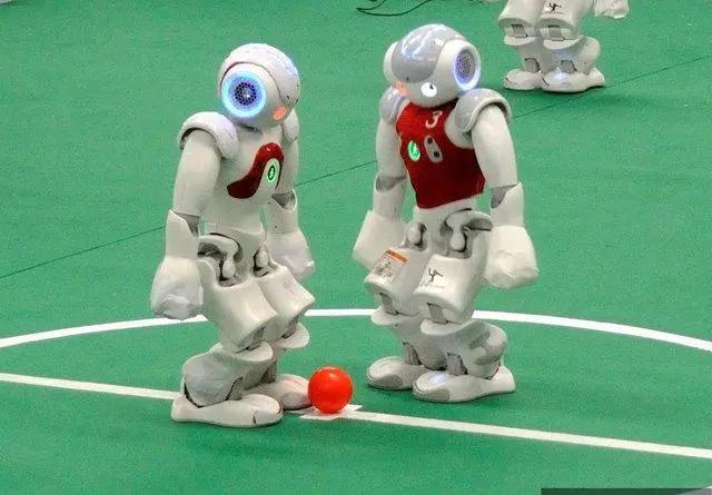机器人踢足球的动画,人类和机器人踢足球