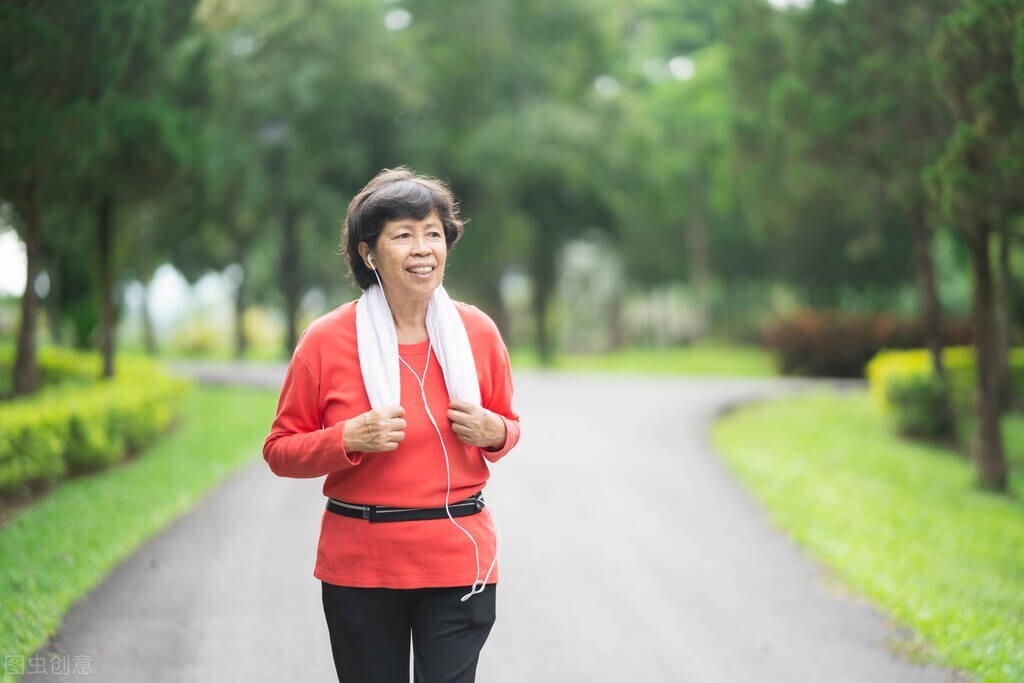 大妈跳广场舞霸占足球场,大爷大妈霸占足球场后续
