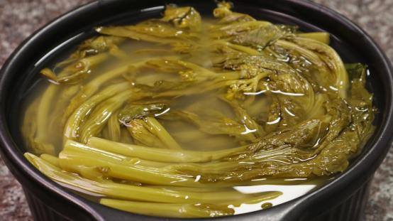 淘米水不加盐腌制酸菜方法,淘米水酸菜腌了5天还不酸