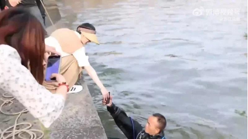 杭州市西湖区潜水打捞手机,游客手机掉西湖男子要价1500打捞