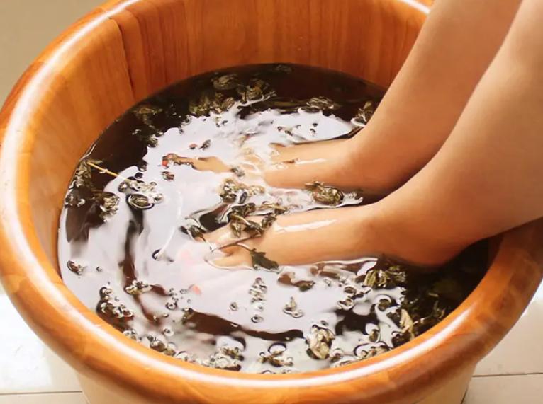 睡前坚持用艾叶泡脚的好处,睡前用艾叶泡脚坚持一个月有奇效