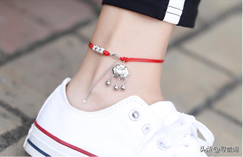 女孩脚踝上系红绳铜钱是什么意思,有多少女孩脚踝系红绳