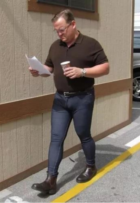 牛仔裤男款怎么选穿起来显高,男牛仔裤怎么选面料