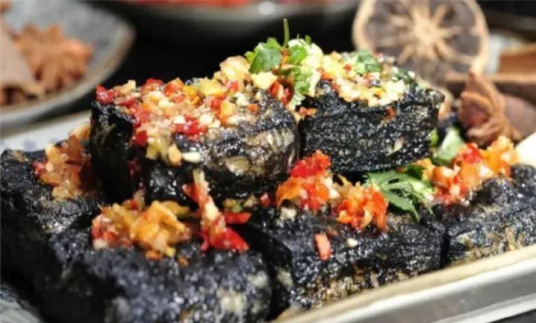 街边卖小吃卖什么最好成本又低,暴利生意90后摆摊卖传统小吃