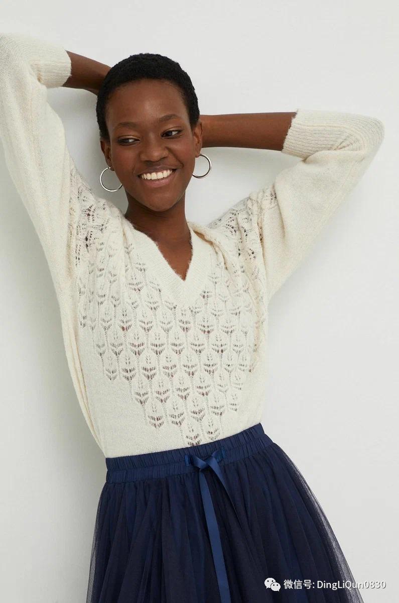 镂空花毛衣袖子教程,毛衣镂空领子从下往上分针教程