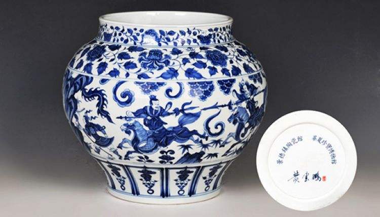 广西挖骨灰坛,工人挖出骨灰缸