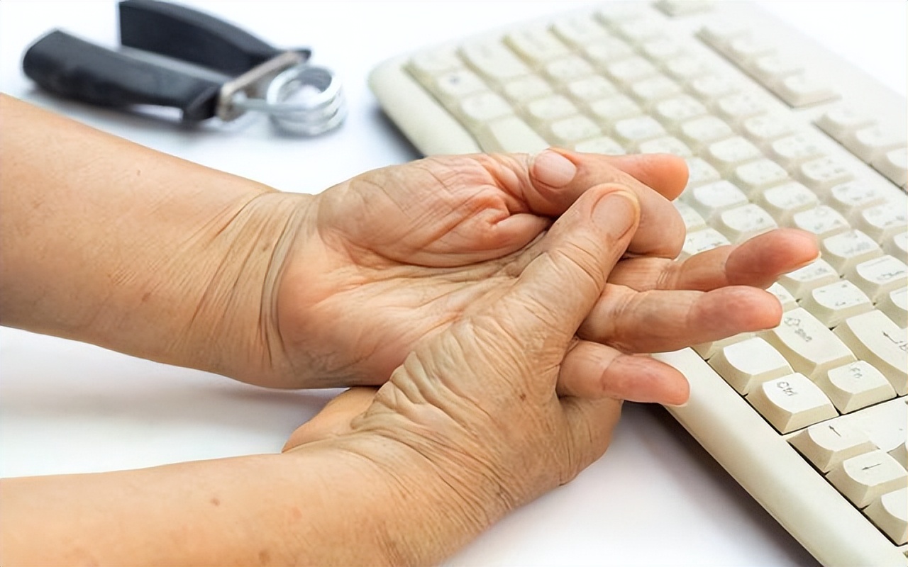 经常手麻的人要注意了,经常出现手麻这三个地方要注意啦